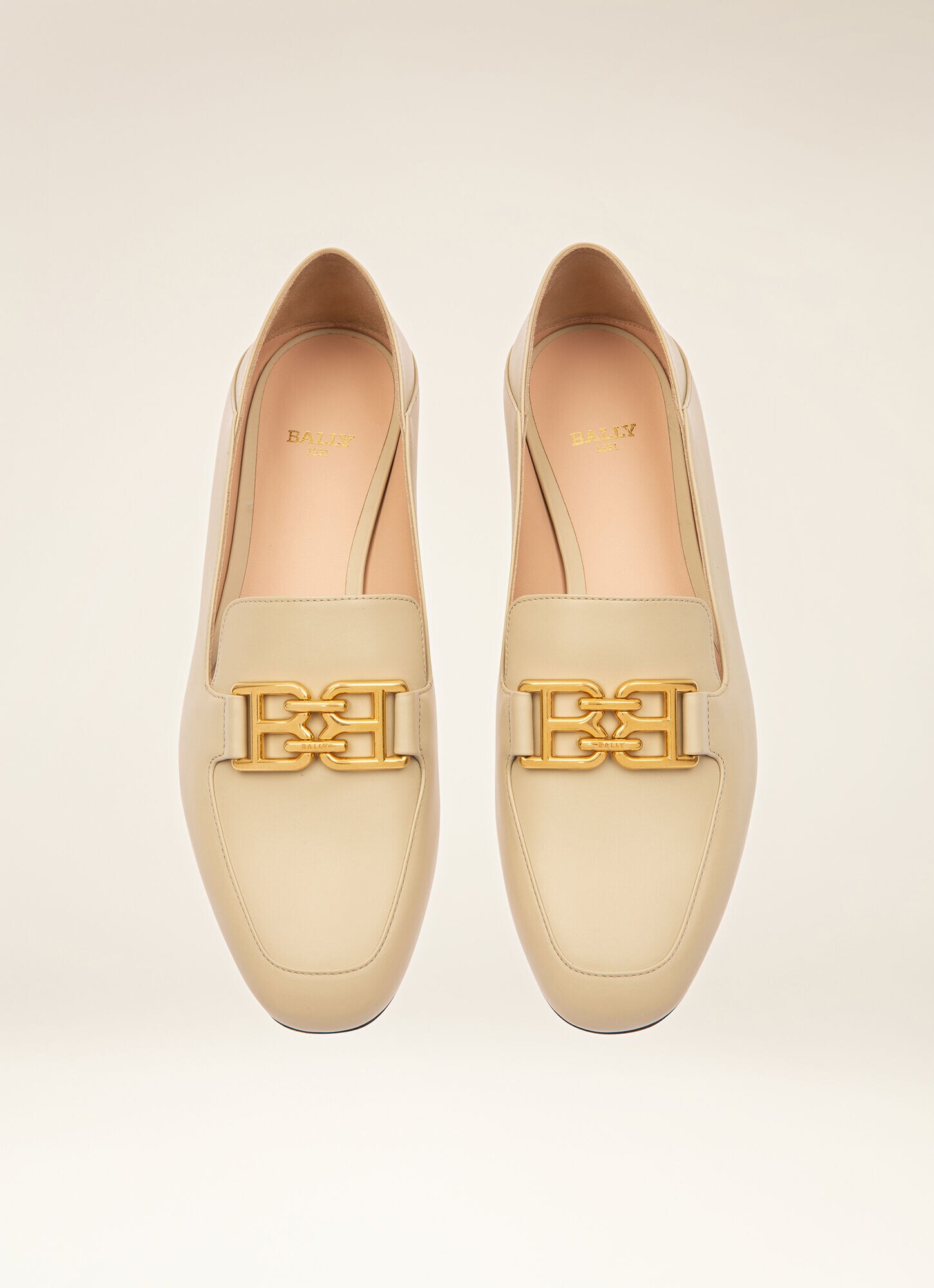 Bally Loafer in Ivory White Womens Shoes Flats and flat shoes Loafers and moccasins 