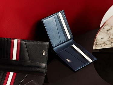 Expertly made men’s leather wallets featuring the Bally Stripe