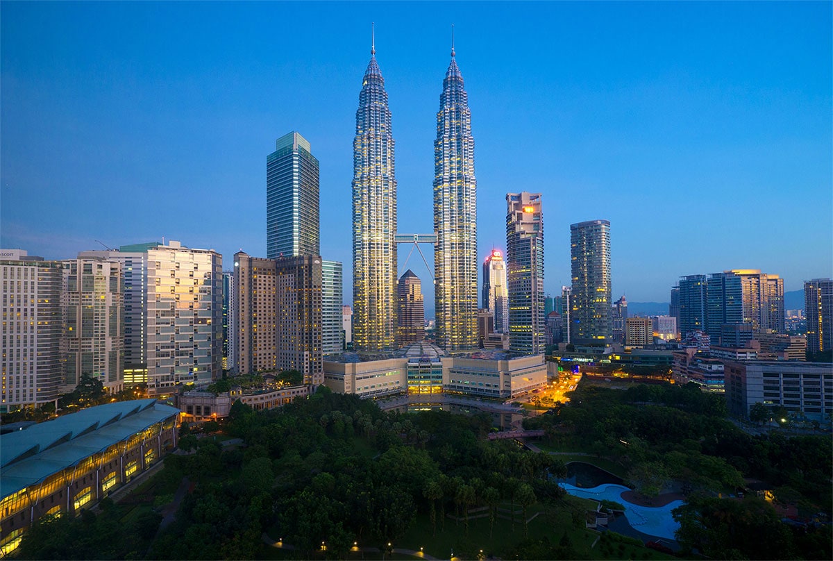 Image of the Petronas Twin Towers in the Kuala Lumpur Skyline at night